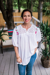 La Blusa Blanca con Flores